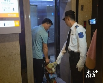 君兰江山小区安装“电动车进电梯智能识别系统”，以杜绝电动车入户充电。