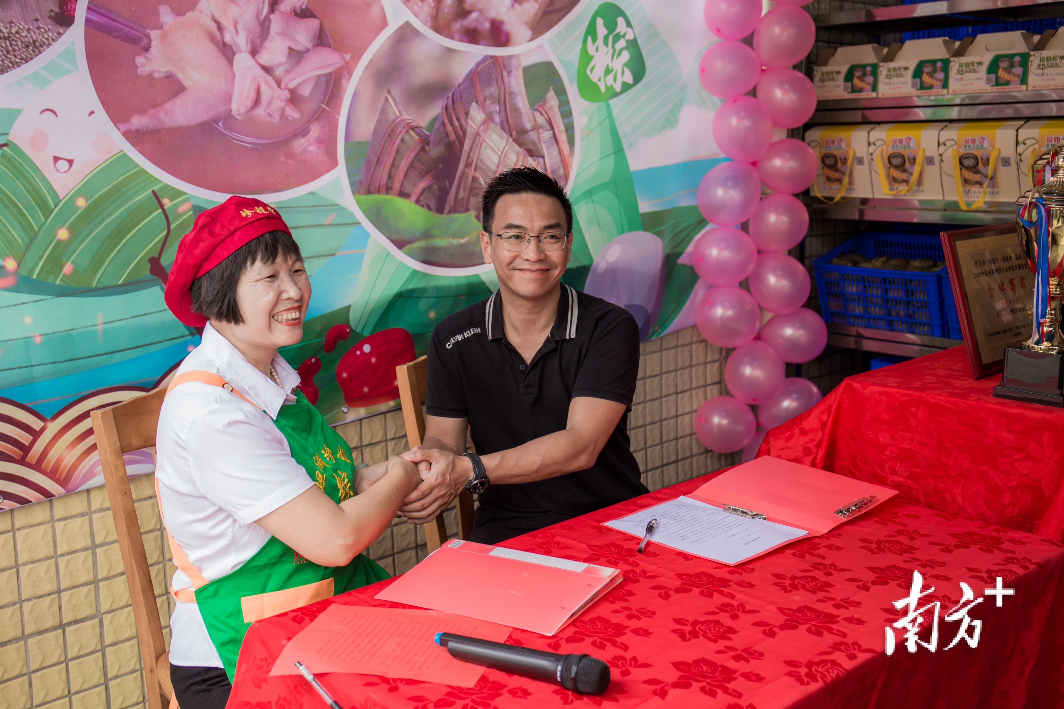 5月25日上午,吴玉珍与澳门友运冻肉熟食加工厂达成战略合作,正式签约。 5月25日上午,吴玉珍与澳门友运冻肉熟食加工厂达成战略合作,正式签约。