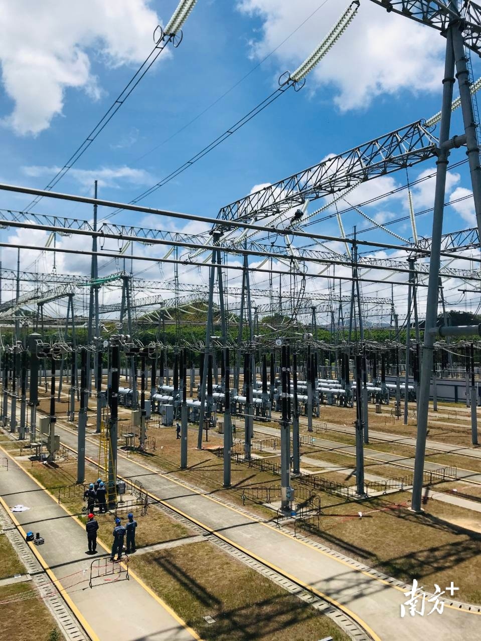 汕尾供电局组织高空作业人员对茅湖站500千伏线路绝缘子进行彻底大清扫。彭文架 摄