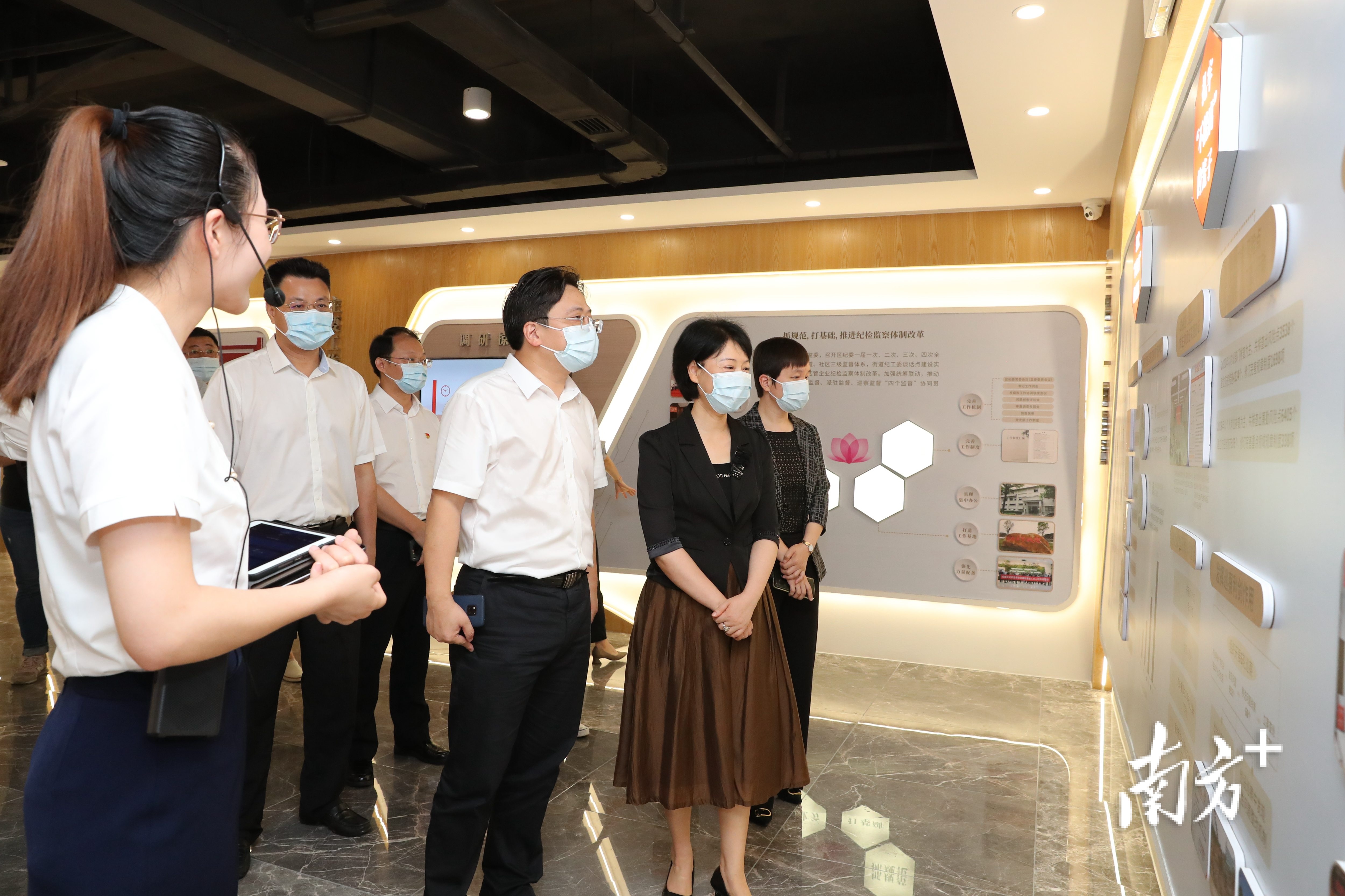 参观展馆 参观展馆