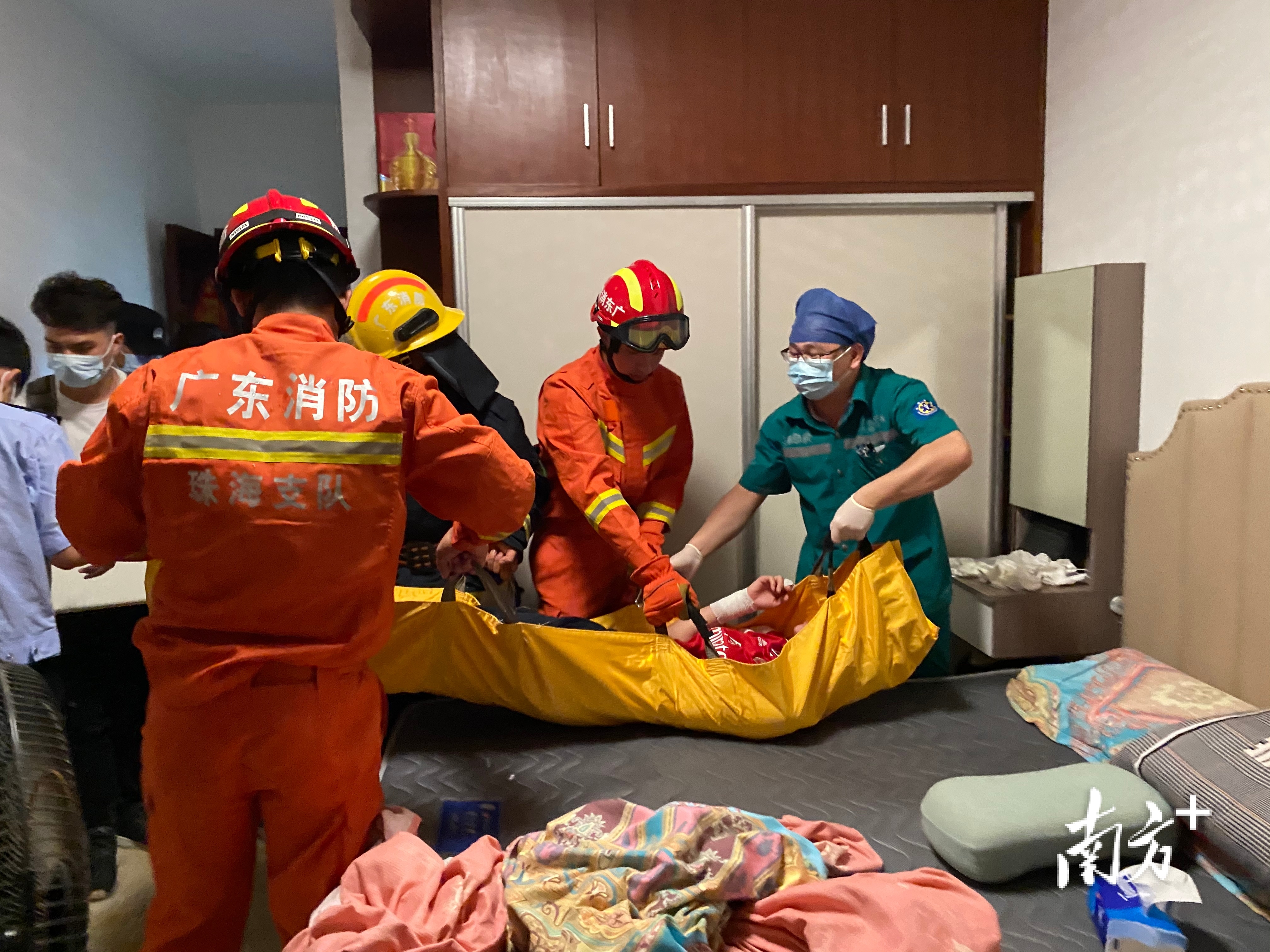 消防员顺利救出女子。