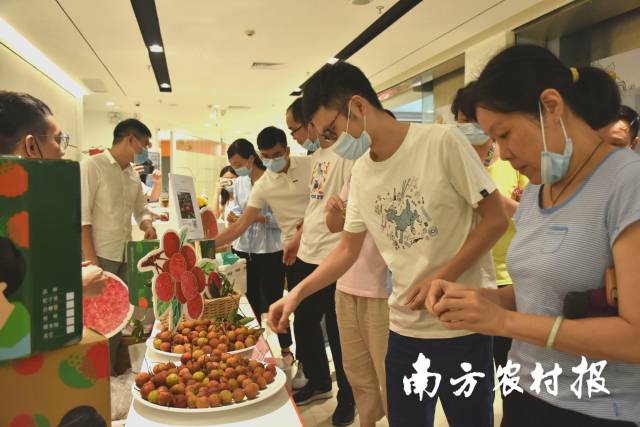 前来尝鲜的苏宁员工围满了品鉴台