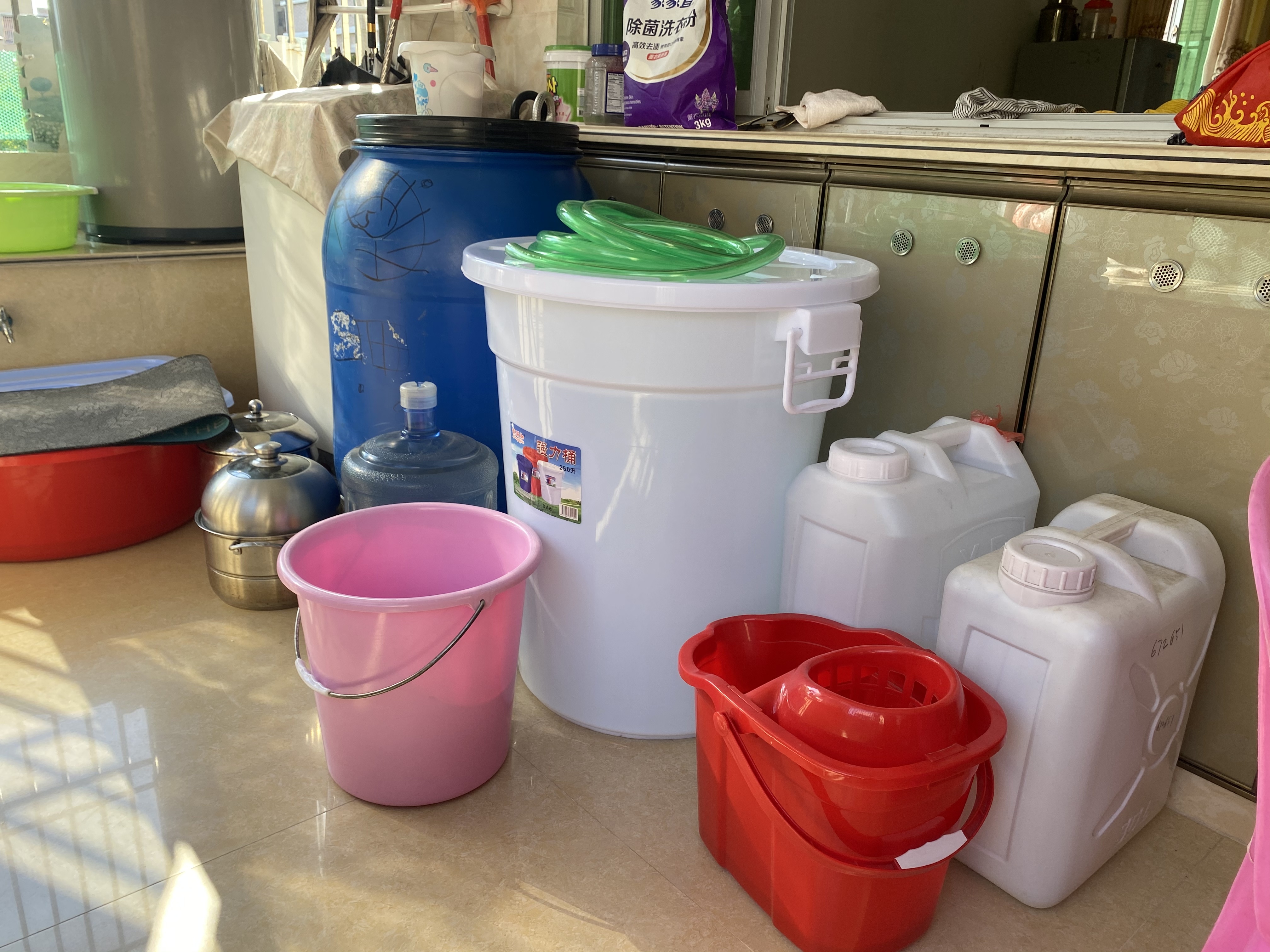 城东镇下坑村村民在家中储水.