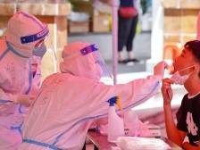 奋战一夜后，佛山白衣天使这个睡姿，看哭了