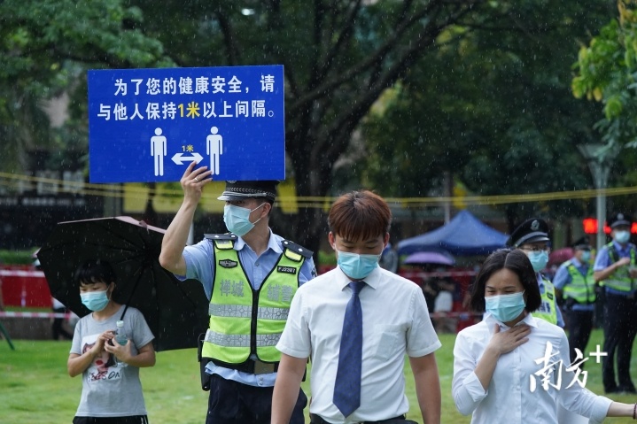 防疫一线里的“警察蓝”。南方日报记者 戴嘉信 摄 防疫一线里的“警察蓝”。南方日报记者 戴嘉信 摄