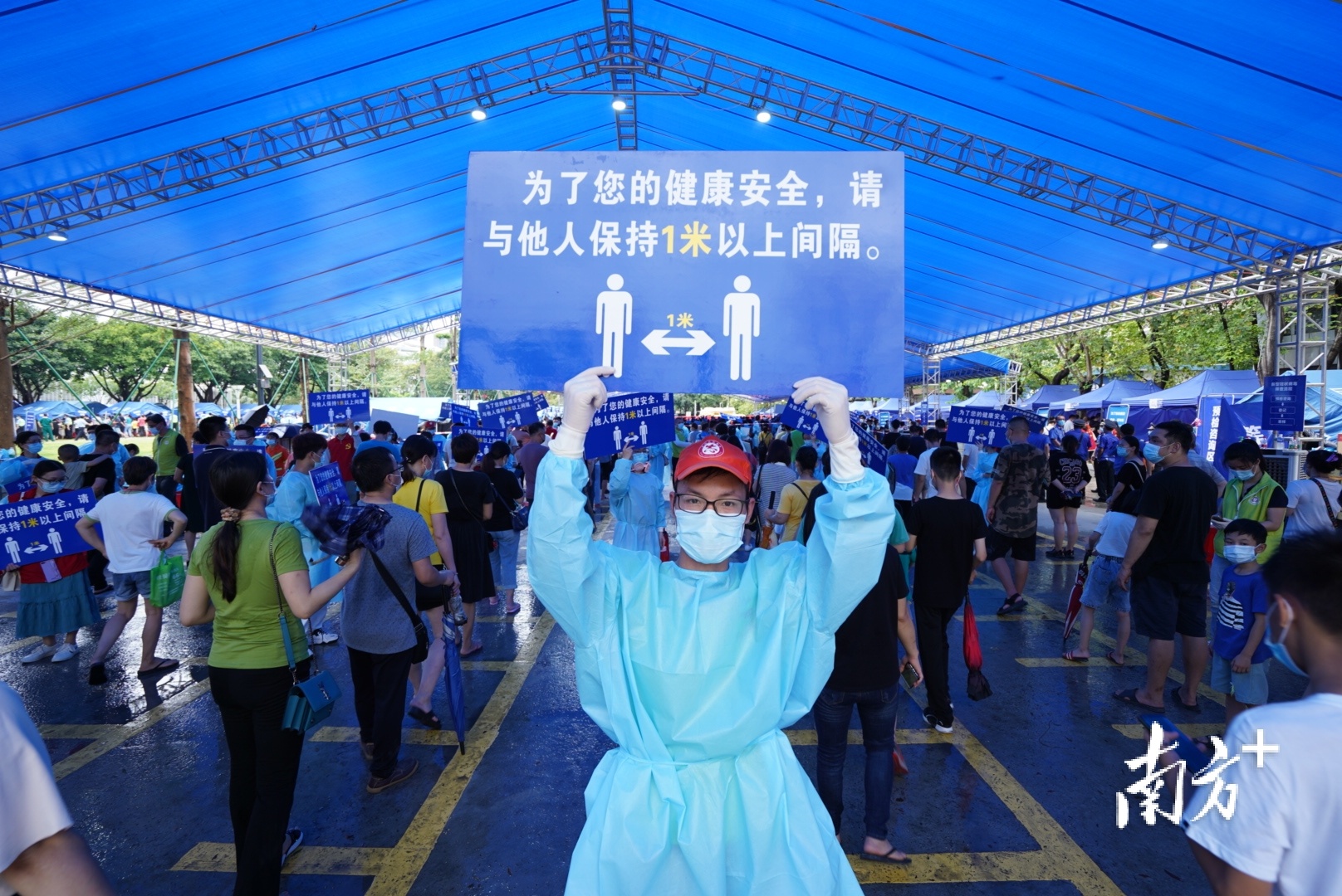 核酸检测点的志愿者身影。南方日报记者 戴嘉信 摄 核酸检测点的志愿者身影。南方日报记者 戴嘉信 摄