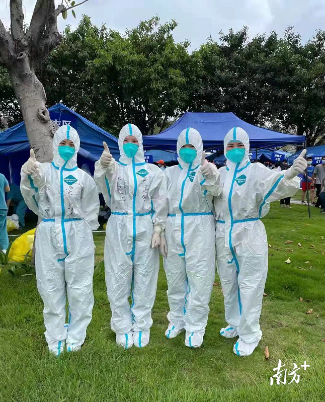 左二为严惠雯。医院供图 左二为严惠雯。医院供图