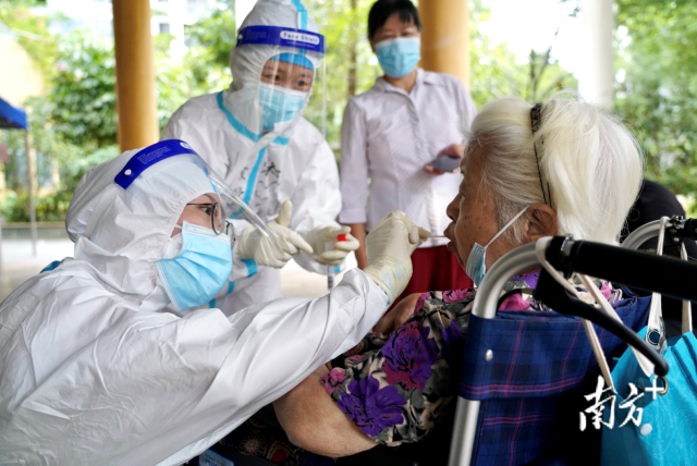 福田海馨苑核酸采样点，医护人员正在为老人家核酸检测采样