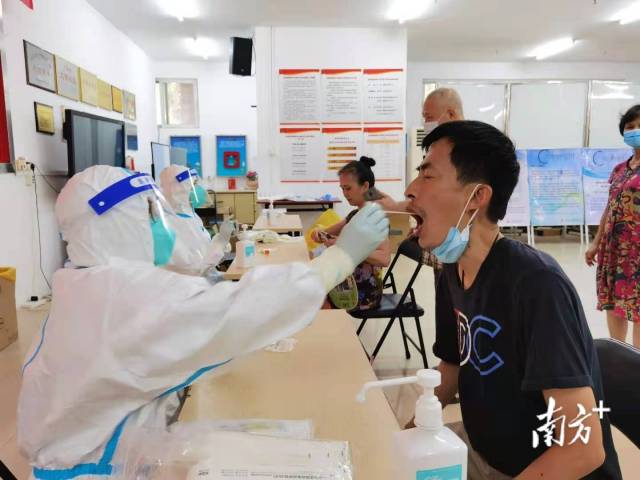 【海珠区千禧花园检测点】“两张凳子白带了！”下午3时，在黄埔区供电局工作的黄晓日带着7岁女儿，拎着黄色和白色的两个小凳子走了进门，正准备在排长队时“稳坐钓鱼台”的老黄发现，海珠区千禧花园综合文化中心100多平方米的检测点人流不大，秩序井