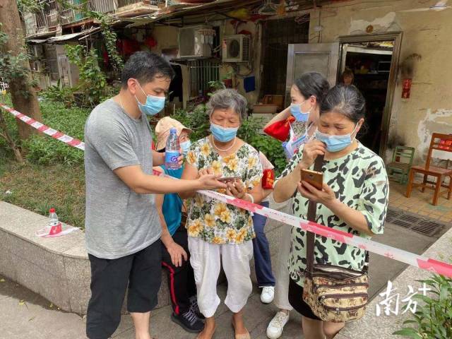 【越秀区建设街】在榕树头广场检测点，工作人员开设了针对70岁以上老人家、腿脚不便的居民的绿色通道。现场志愿者帮助老人家填好信息之后，带到特定的5、6号服务台进行进一步的登记，随后即可进行核酸检测。【南方日报、南方+记者】马艺天