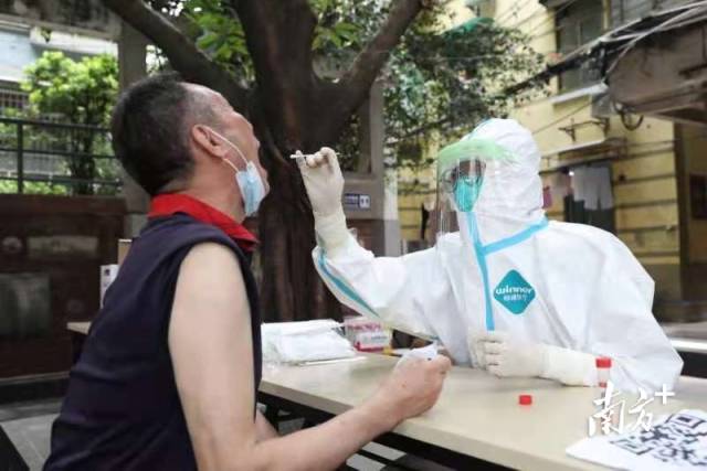 【援鄂护士再支援核酸检测：有我们在，广州没问题！】30日上午，在越秀区梅花街共和二路小区检测点，广东省首批支援武汉医疗队队员、广东省人民医院核酸应急检测队黎诗欣换上防护服就开始忙碌的核酸检测工作中。曾作为援鄂医生支援武汉汉口医院，今