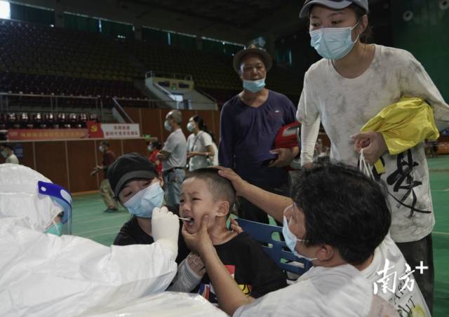 海珠区凤阳街5月30日下午4时，海珠区凤阳街燕子岗海珠体育馆核酸检测点秩序良好，下午2时30分市民开始有序排队进场，在街道办工作人员和志愿者引导下登记后进行核酸检测。【南方日报、南方+记者】张冠军