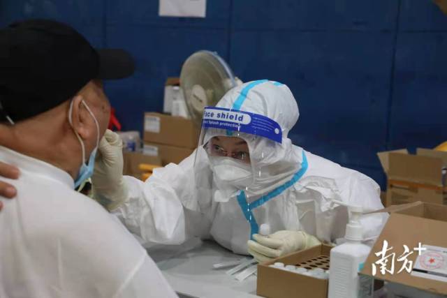 【海珠体育中心】提醒：分批次凭预约号采样检测，避免扎堆在海珠体育中心的核酸检测点，素社街道的居民在羽毛球馆内排队检测核酸，室内控制在100人左右，整体有序。为了提高效率，等候通道上摆放了一些凳子，提供给有需要的居民。同时，每隔几米就张
