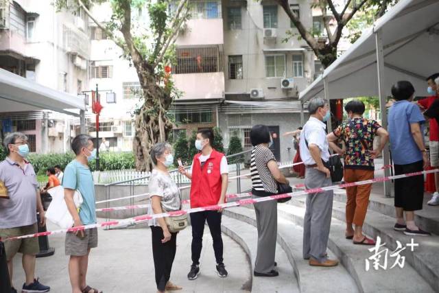 早上十点，越秀区洪桥街三眼井社区开始陆续开展核酸检测工作。在现场，洪桥街志愿服务队员们为长者和幼童设置了排队专座，检测以75岁以上高龄长者、孕妇、残障人士优先，并协助不会用智能手机的长者优先填表登记，场面秩序井然。  南方日报记者 梁钜聪 