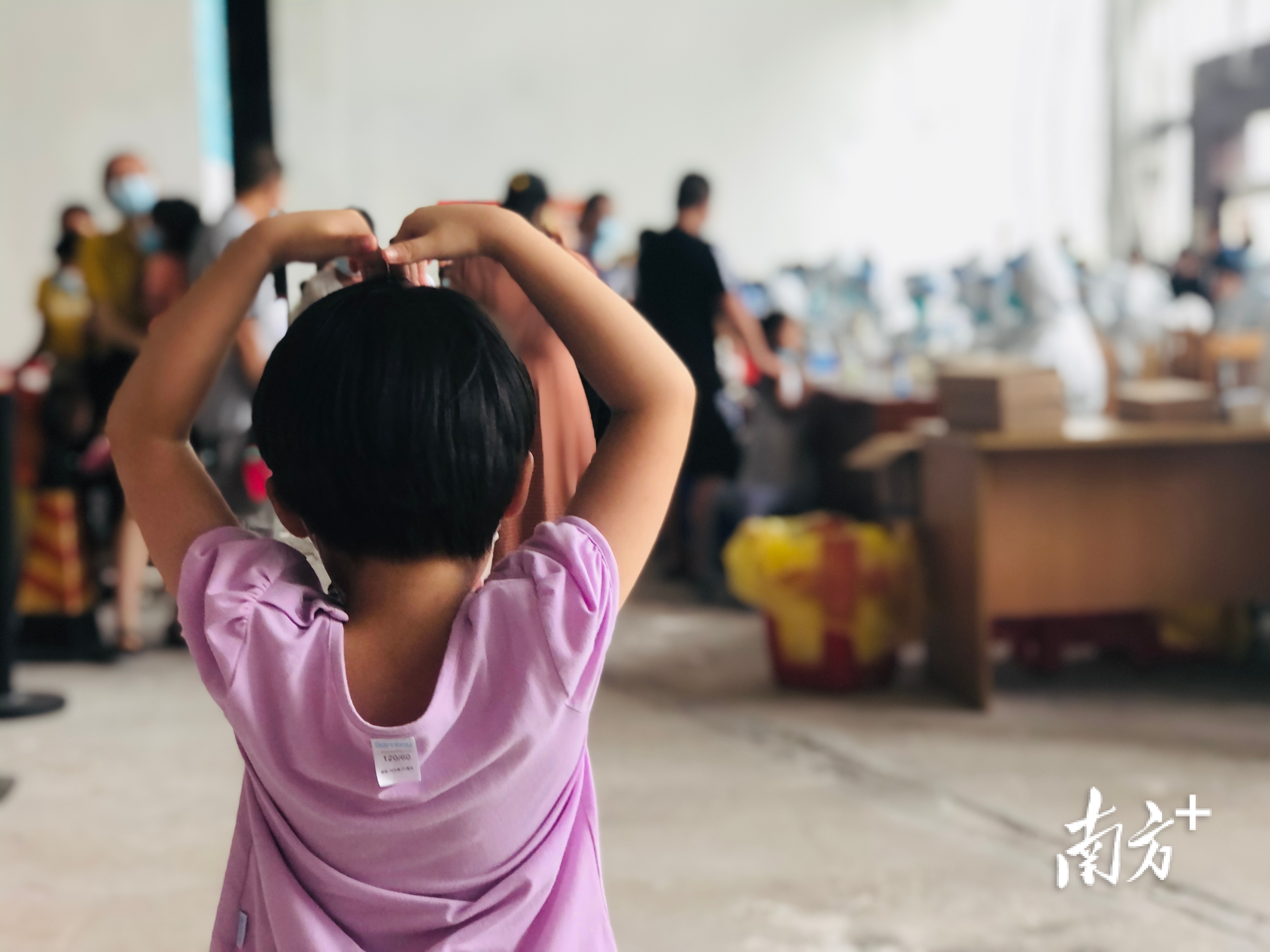 做完核酸检测后,小女孩向禅城医院医护“比心”表达谢意。 做完核酸检测后,小女孩向禅城医院医护“比心”表达谢意。