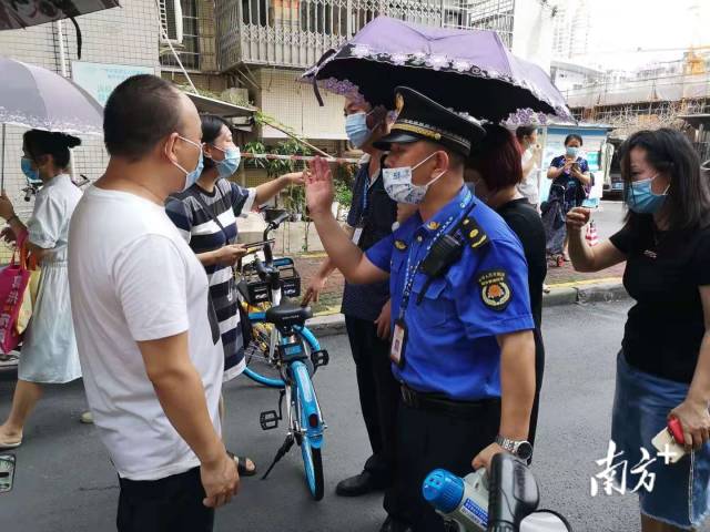 在海珠区海珠体育馆素社的检测采样点，前来检测的群众踊跃，为了减低人群聚集，上午的检测已经结龙。现场工作人员劝吁居民到居委取号下午再来。南方+记者  符超军、谭超