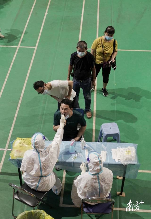 海珠区凤阳街5月30日下午4时，海珠区凤阳街燕子岗海珠体育馆核酸检测点秩序良好，下午2时30分市民开始有序排队进场，在街道办工作人员和志愿者引导下登记后进行核酸检测。【南方日报、南方+记者】张冠军