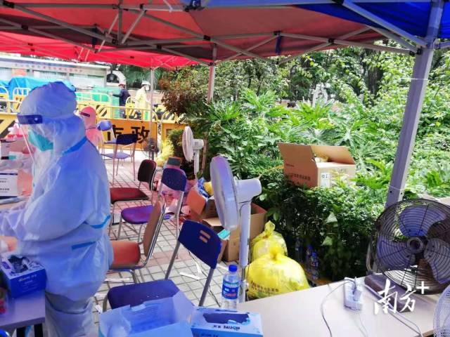 【越秀区东山街】越秀区大规模核酸筛查第一天，东山街道12个采样点就陆续收到辖区多个企业和居民送来的捐赠物资:中国电信、东华物业公司送来了饮用水，中国移动送来了应急照明灯、扩音喇叭、饮用水和帐篷，几位热心居民送来了帐篷、遮阳伞和电风扇等，极