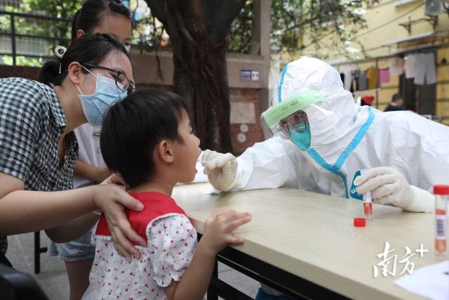 【援鄂护士再支援核酸检测：有我们在，广州没问题！】30日上午，在越秀区梅花街共和二路小区检测点，广东省首批支援武汉医疗队队员、广东省人民医院核酸应急检测队黎诗欣换上防护服就开始忙碌的核酸检测工作中。曾作为援鄂医生支援武汉汉口医院，今