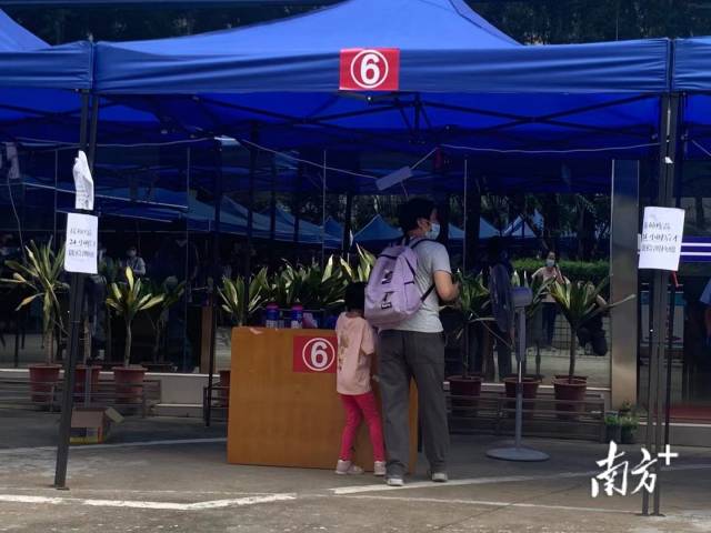 海珠区海幢街道办事处检测点&nbsp;16:10&nbsp;为合理疏导人流，海幢街道办事处检测点采用先预约拿号后检测的方式。“居民在社区居委登记拿预约号，提前15分才可进入检测点，平均每15分钟约有200-250个预约号，防止人群聚集。”海幢街道办事处