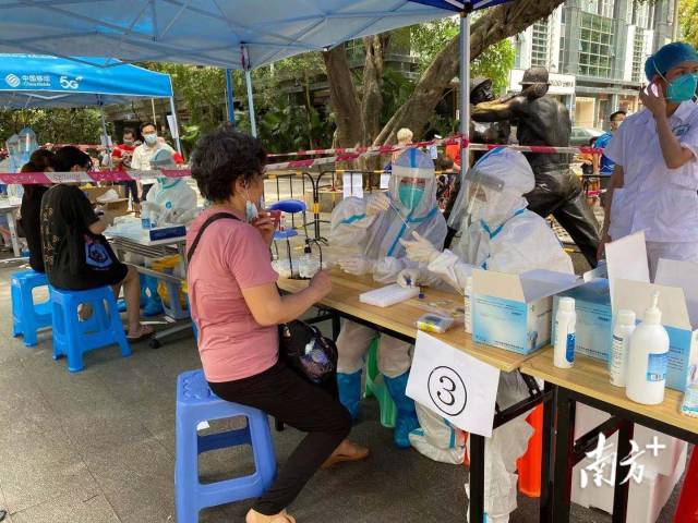 【越秀区建设街】记者在现场看到，建设街榕树头广场共设置六个核酸检测台、六个信息登记点。现场志愿者根据那个服务台的实时人流通知排队入口按照人数放行进入广场。【南方+记者】马艺天