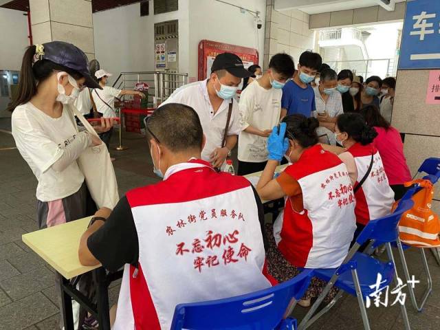 【越秀区农林街】记者在现场看到，居民沿着排队通道排队，进入检测区域要先扫描健康码，然后进去蓝色遮阳篷的区域再次扫码登记检测信息。在蓝色遮阳篷里面摆放了椅子，供有需要的居民休息。为应对近期的暴雨天气，正式检测区域在省老干架空层下面，居民和医护