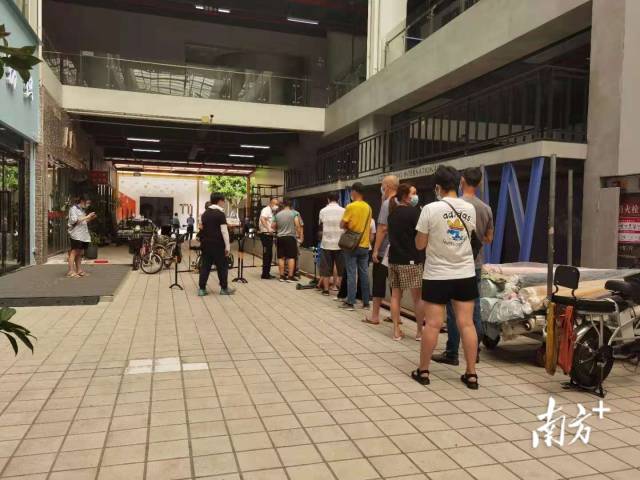 【海珠区广州轻纺交易园】“大家先排队，我们会派发检测码。”海珠区核酸检测点陆续公布，下午3时左右，广州轻纺交易园市场检测点将开门提供检测。现场负责人说，将有3~4名医护人员在此提供服务。这个检测点主要针对新港街道南景社区、广州轻纺交易园