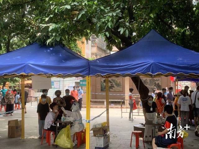 越秀区矿泉街在矿泉街凤翔公园检测点，每个检测位都为医护人员配备遮阳伞和风扇、冰块，这里利用开阔地带还未老弱孕残等群体设置绿色通道，可快速提供检测。南方日报、南方+记者 周甫琦