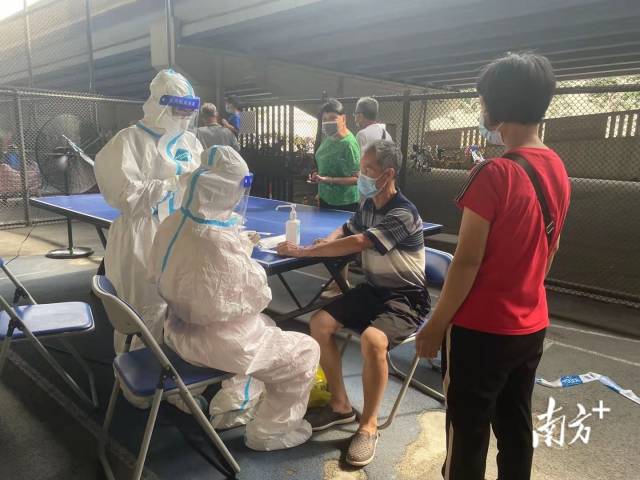 【海珠区南华西街】“很快的，很方便！”81岁的朱旦英住在海珠区南华西街，今天收到通知说要做核酸检测，坐着轮椅的她就来到了人民桥底检测点。“您去前面，您不用排队。”到了现场，本来在队尾排队的她，立刻在工作人员的指引下，来到前面的70岁以上