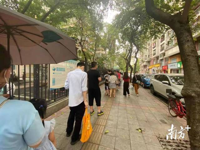 【越秀区五羊北社区居民委员会】“好快啊，唔噻惊！”10时13分，记者在越秀区五羊北社区核酸检测点看到，现场正在排队，每隔几米，便有工作人员提供二维码让市民登记信息以加速检测进程，短短5分钟内，队伍已经前进了10余米，现场有相关机构的人派发