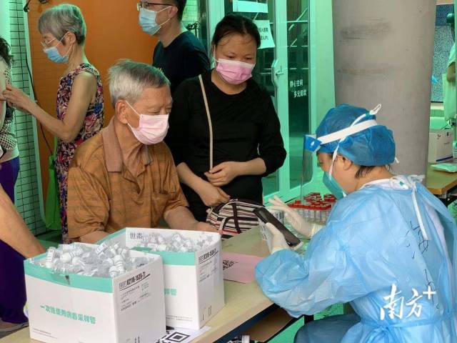 【海珠区海幢街】下午2时开始，海珠区青少年宫核酸检测点第二批次核酸检测有序开始。海珠区海幢街道办事处主任罗宗良向记者介绍，街道昨晚对医务力量进行客观评估，最终决定派发8000张核酸检测凭证。按照上午、中午和晚上三个时间段检测，并要求接受