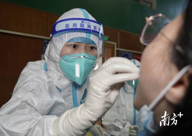 海珠区凤阳街5月30日下午4时，海珠区凤阳街燕子岗海珠体育馆核酸检测点秩序良好，下午2时30分市民开始有序排队进场，在街道办工作人员和志愿者引导下登记后进行核酸检测。【南方日报、南方+记者】张冠军