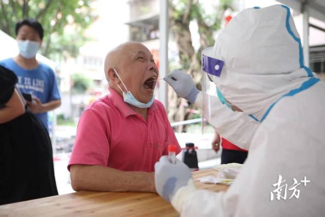 早上十点，越秀区洪桥街三眼井社区开始陆续开展核酸检测工作。在现场，洪桥街志愿服务队员们为长者和幼童设置了排队专座，检测以75岁以上高龄长者、孕妇、残障人士优先，并协助不会用智能手机的长者优先填表登记，场面秩序井然。  南方日报记者 梁钜聪 