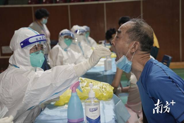 海珠区凤阳街5月30日下午4时，海珠区凤阳街燕子岗海珠体育馆核酸检测点秩序良好，下午2时30分市民开始有序排队进场，在街道办工作人员和志愿者引导下登记后进行核酸检测。【南方日报、南方+记者】张冠军