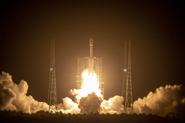 2021年5月29日，在中国文昌航天发射场，发射天舟二号货运飞船的长征七号遥三运载火箭点火起飞。图源：人民日报