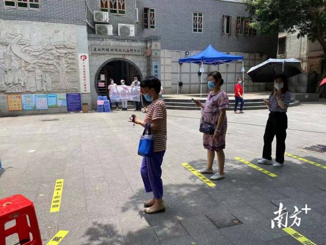 【越秀区建设街】记者在现场看到，建设街榕树头广场共设置六个核酸检测台、六个信息登记点。现场志愿者根据那个服务台的实时人流通知排队入口按照人数放行进入广场。【南方+记者】马艺天