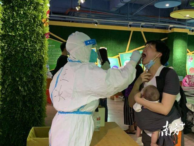 【海珠区海幢街】下午2时开始，海珠区青少年宫核酸检测点第二批次核酸检测有序开始。海珠区海幢街道办事处主任罗宗良向记者介绍，街道昨晚对医务力量进行客观评估，最终决定派发8000张核酸检测凭证。按照上午、中午和晚上三个时间段检测，并要求接受