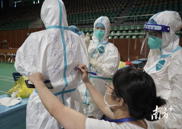 海珠区凤阳街5月30日下午2时15分，海珠区凤阳街位于燕子岗海珠体育馆核酸检测点，街道、医务人员为接下来核酸检测做最后的准备工作。【南方日报 南方+记者】张冠军