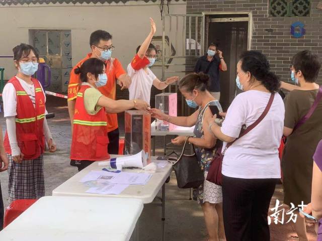越秀区流花街在桂花岗社区检测点，实行先在社区居委登记，后拿号检测的方式，有效疏导人流有序检测。“居民先拿了号，再按照要求操作，会场也比较有序。”流花街道党工委副书记谭永强介绍，该检测点在凌晨两点布置完成，今早立马通过各种手段通知常住居民前