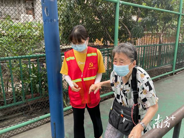 【越秀区大塘街】在大塘街东方里社区志愿者为了更清晰的做好指引和提示，将检测码和注意事项贴上身上。【南方日报、南方+记者】 冯艳丹