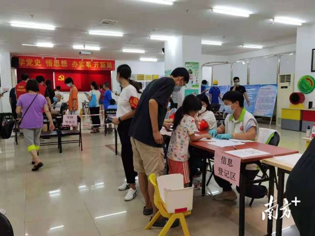 【海珠区千禧花园检测点】“两张凳子白带了！”下午3时，在黄埔区供电局工作的黄晓日带着7岁女儿，拎着黄色和白色的两个小凳子走了进门，正准备在排长队时“稳坐钓鱼台”的老黄发现，海珠区千禧花园综合文化中心100多平方米的检测点人流不大，秩序井