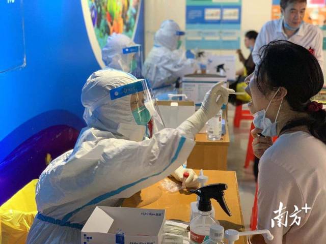 【海珠区海幢街】下午2时开始，海珠区青少年宫核酸检测点第二批次核酸检测有序开始。海珠区海幢街道办事处主任罗宗良向记者介绍，街道昨晚对医务力量进行客观评估，最终决定派发8000张核酸检测凭证。按照上午、中午和晚上三个时间段检测，并要求接受