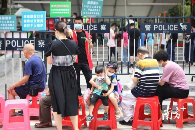 早上十点，越秀区洪桥街三眼井社区开始陆续开展核酸检测工作。在现场，洪桥街志愿服务队员们为长者和幼童设置了排队专座，检测以75岁以上高龄长者、孕妇、残障人士优先，并协助不会用智能手机的长者优先填表登记，场面秩序井然。  南方日报记者 梁钜聪 
