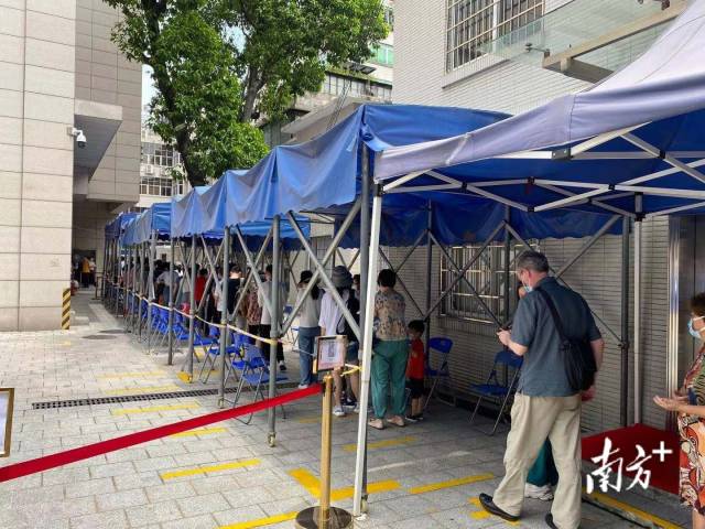 【越秀区农林街】记者在现场看到，居民沿着排队通道排队，进入检测区域要先扫描健康码，然后进去蓝色遮阳篷的区域再次扫码登记检测信息。在蓝色遮阳篷里面摆放了椅子，供有需要的居民休息。为应对近期的暴雨天气，正式检测区域在省老干架空层下面，居民和医护