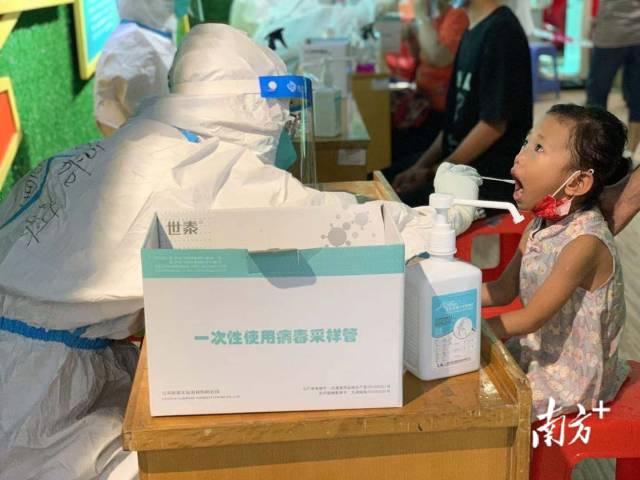 海珠区海幢街：下午4时许，海珠区少年宫核酸检测点，群众有序参与检测，人群中一名中年男子正用沙哑的嗓音指挥检测秩序，他是海幢街道社区卫生服务中心主任关伟麟。“其实我们许多社区卫生工作者的嗓音最近都变成这样了。”关伟麟介绍，海幢街常住人口