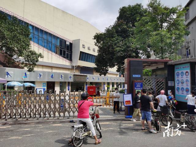 海珠区燕子岗体育馆5月30日上午10时20许，在海珠区燕子岗体育馆，已贴出告示，该核酸检测点将于下午2时30分开始检测，现场已有市民在咨询等候。南方日报、南方+记者 张冠军