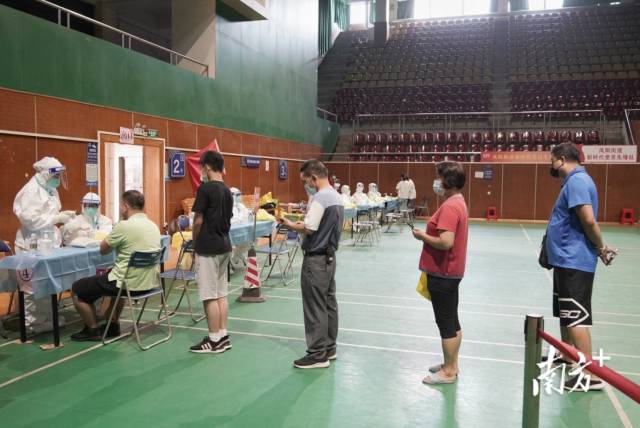 海珠区凤阳街5月30日下午4时，海珠区凤阳街燕子岗海珠体育馆核酸检测点秩序良好，下午2时30分市民开始有序排队进场，在街道办工作人员和志愿者引导下登记后进行核酸检测。【南方日报、南方+记者】张冠军