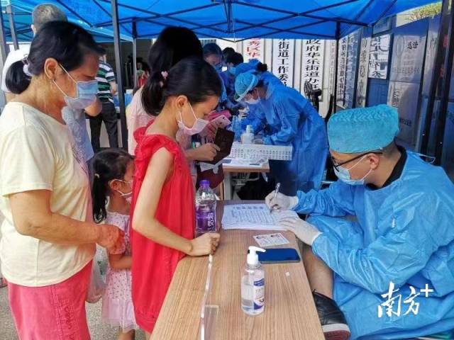 在华乐街麓苑路49号检测点，为没有智能手机的老人、小朋友开辟信息登记“绿色通道”。