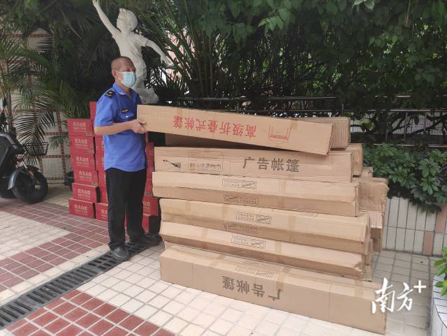 【越秀区东山街】越秀区大规模核酸筛查第一天，东山街道12个采样点就陆续收到辖区多个企业和居民送来的捐赠物资:中国电信、东华物业公司送来了饮用水，中国移动送来了应急照明灯、扩音喇叭、饮用水和帐篷，几位热心居民送来了帐篷、遮阳伞和电风扇等，极