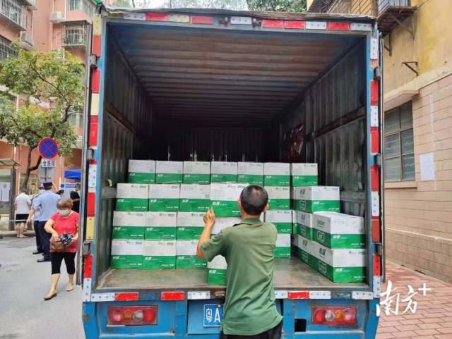 【越秀区农林街】5月30日，华润广东医药与下属广东德信行大药房将200箱矿泉水送至农林街道核酸检测点。相关工作人员介绍，5月29日晚上七点，华润广东医药有限公司接到农林街道请求支援电话，他们迅速联系门店所在街道大东街、海珠瑞宝街，提供饮用水